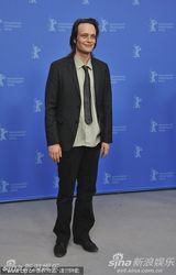 《除了我们还有谁》发布会 男星迪赫英伦范十足