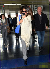 组图：赛琳娜头发凌乱现双下巴 机场遮面避拍摄