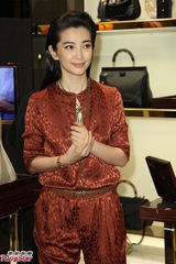 组图：李冰冰率性亮相品牌开幕会服饰抢镜