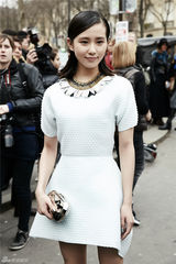 组图：刘诗诗巴黎时装周简约素雅风格多变