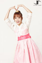 组图：韩团MBLAQ等携众星穿韩服送新年祝福