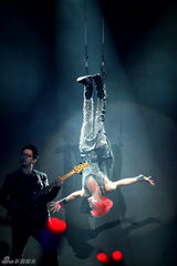 组图：信北京个唱火力全开 秀胸肌被男嘉宾吻手