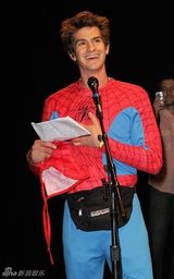 高清组图：新蜘蛛侠安德鲁和女主角艾玛-斯通亮相