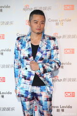 组图：杨炅翰亮相街拍盛典红毯 迷幻西服抢镜