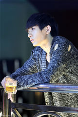 组图：成毅温情时尚写真 不羁酷感个性男人味