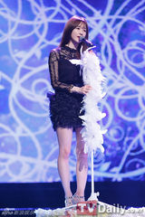 组图：韩女团不顾禁令着暴露舞台装献热舞