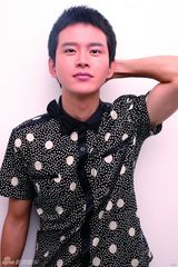 组图：黄明拍写真童心未泯  搞怪表情大连拍