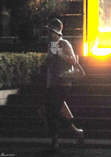 组图：蒋雯丽圆帽遮脸与友做按摩 频赴美容院