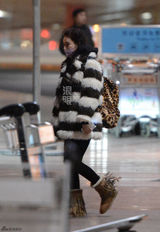 独家：李晨张馨予同日回京 分开出现玩手机