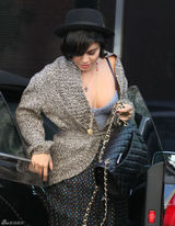 高清组图：凡妮莎-哈金斯街拍牛仔拼接裙搭黑帽