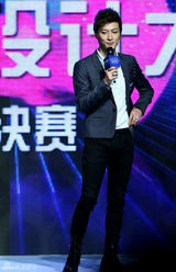 组图：乔任梁激情献唱 称与郭采洁合作愉快