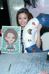 组图：少女组合SuperGear握手会秀美腿引宅男