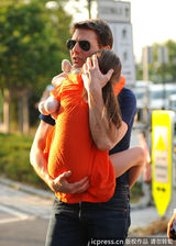 组图：汤姆-克鲁斯离婚后首探爱女 遭狗仔围堵