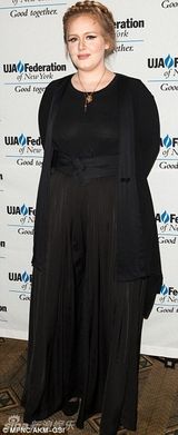 组图：阿黛尔辫子头亮相音乐派对 黑裙妆容精致