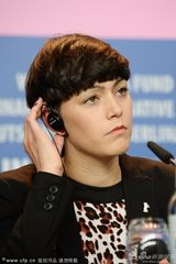 组图：《恐惧史》记者会 制片人大胡子造型