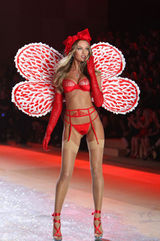 高清图：众超模走奢华内衣秀凸显骄人身材