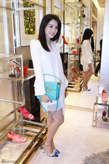 组图：高圆圆破怀孕传闻 与老外高层豪饮秀美腿