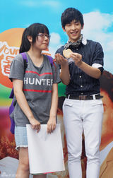 组图：《花非花》见面会万茜玩自拍邓伦被表白