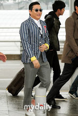 组图：鸟叔PSY赴美宣传新曲 米奇装显童心