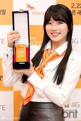 组图：韩团missA秀智戴橙领巾当一日店长