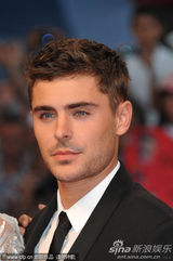 组图：《不顾一切》首映 埃夫隆帅气编剧美背抢镜