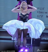 组图：布兰妮裙摆飞扬露底 穿热辣内衣跳钢管舞