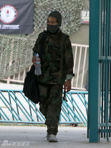 组图:朱莉养子马克多斯迷彩服配散弹枪帅气十足