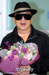 组图：成龙访韩宣传新片《十二生肖》