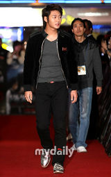 组图：张东健《武士》VIP首映 爱妻与众大腕助阵