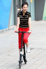 高清组图：阿朵骑单车走红毯  5大变装抢尽风头