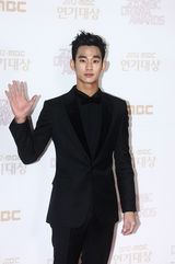 高清图：尹恩惠金秀贤JYJ亮相MBC演技大赏红毯