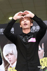 幻灯图集：飞轮海迟到狂迷不减 吴尊惨被摸胸尴尬