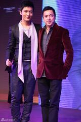 幻灯：黄晓明与小S分获压轴大奖 大方挽手晒友情