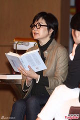 组图：林青霞短发眼镜办朗读会