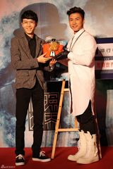 组图：方大同卖吉他拍MV 萧敬腾搞怪站台当名模