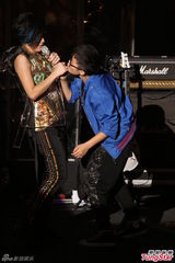 组图：张芸京庆圣诞开唱 嘉宾阿沁狂野助阵