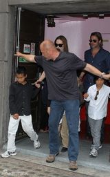 高清组图：皮特朱莉一家人伦敦合家欢享受天伦之乐