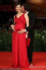 《后事》首映 女星泽格斯挺大肚与导演恩爱现身(图)