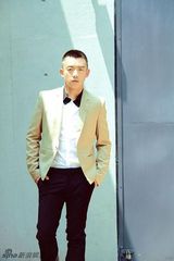 组图：郑恺时尚写真曝光 西装搭配马靴潮范十足