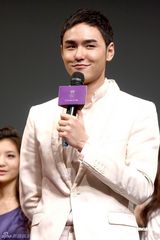 幻灯图：阮经天站台找师妹 承认与许玮宁同游云南