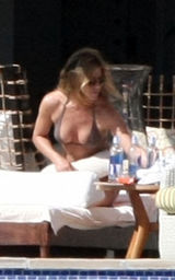 幻灯图：安妮斯顿墨西哥过生日 杰拉德-巴特勒作陪