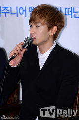 组图：SJ推旅行书分享韩国点滴 成员甜蜜拥抱