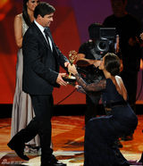 组图：艾美奖现场 凯尔-钱德勒获剧情类男主角奖