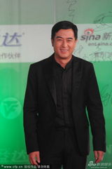 组图：张嘉译信心满满亮相白玉兰红毯