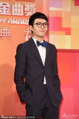 组图：方大同走斯文范儿 西装领结帅气十足