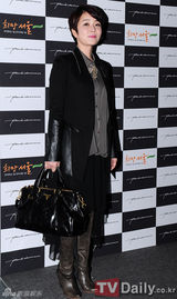 组图：韩星金贞兰Bada参加首尔时尚周朴春武展