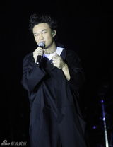 幻灯组图：陈奕迅上海连唱3晚 不以造型为卖点 