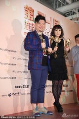 组图：林忆莲获最佳国语女歌手 常石磊代领