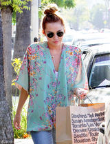 高清图：麦莉-塞勒斯街拍LOOK 纱衣搭配牛仔裤