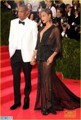 组图：碧昂斯与Jay Z大秀恩爱 V领礼服妩媚十足